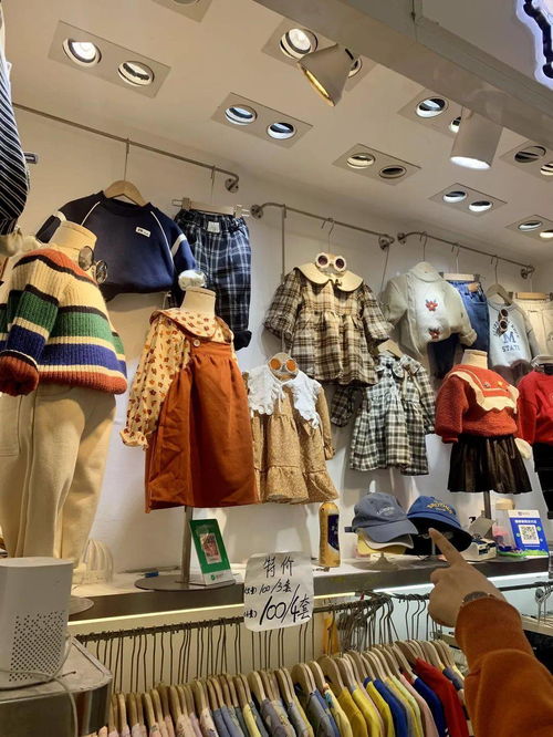 服裝批發市場清倉指南 100元3件靚衫VS 20元買牛仔褲，哪里更抵？